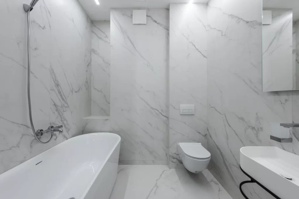Bathtub Standar dengan Aksen Keramik