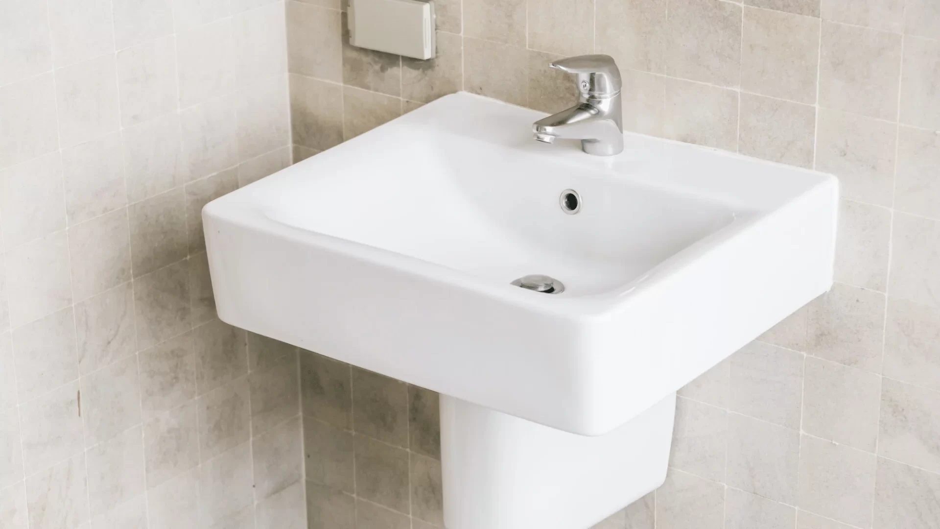 Wastafel Kamar Mandi Dinding